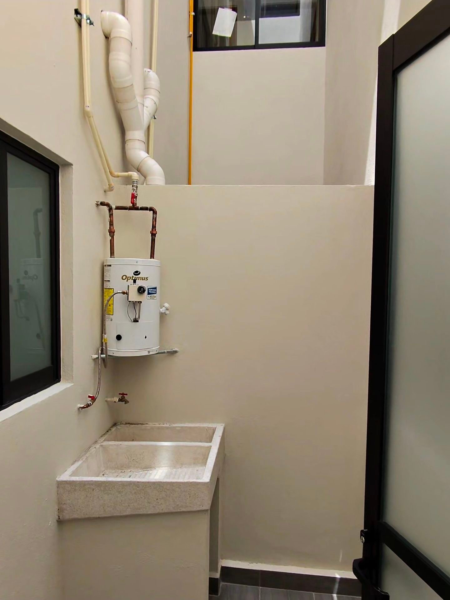 Cuarto de lavado con lavadero y calentador en departamento en renta residencial rubi leon modelo jade