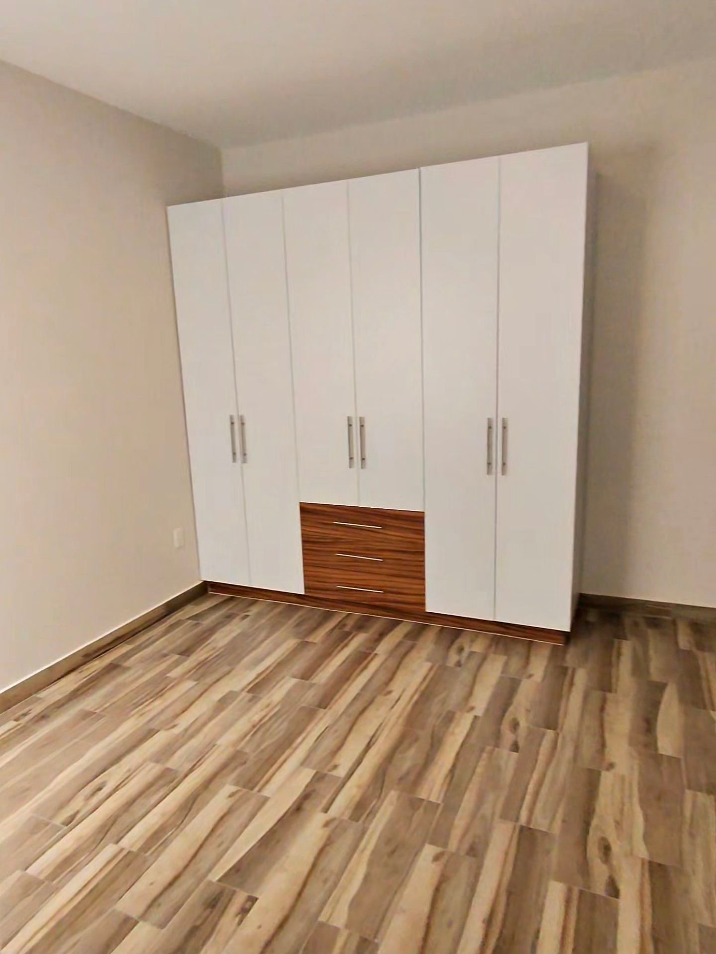 Segunda recamara con closet blanco modular en departamento en renta residencial rubi leon modelo jade