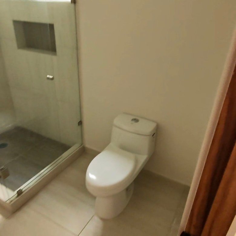 Segundo baño completo con cancel de cristal templado en departamento en renta residencial rubi leon modelo jade