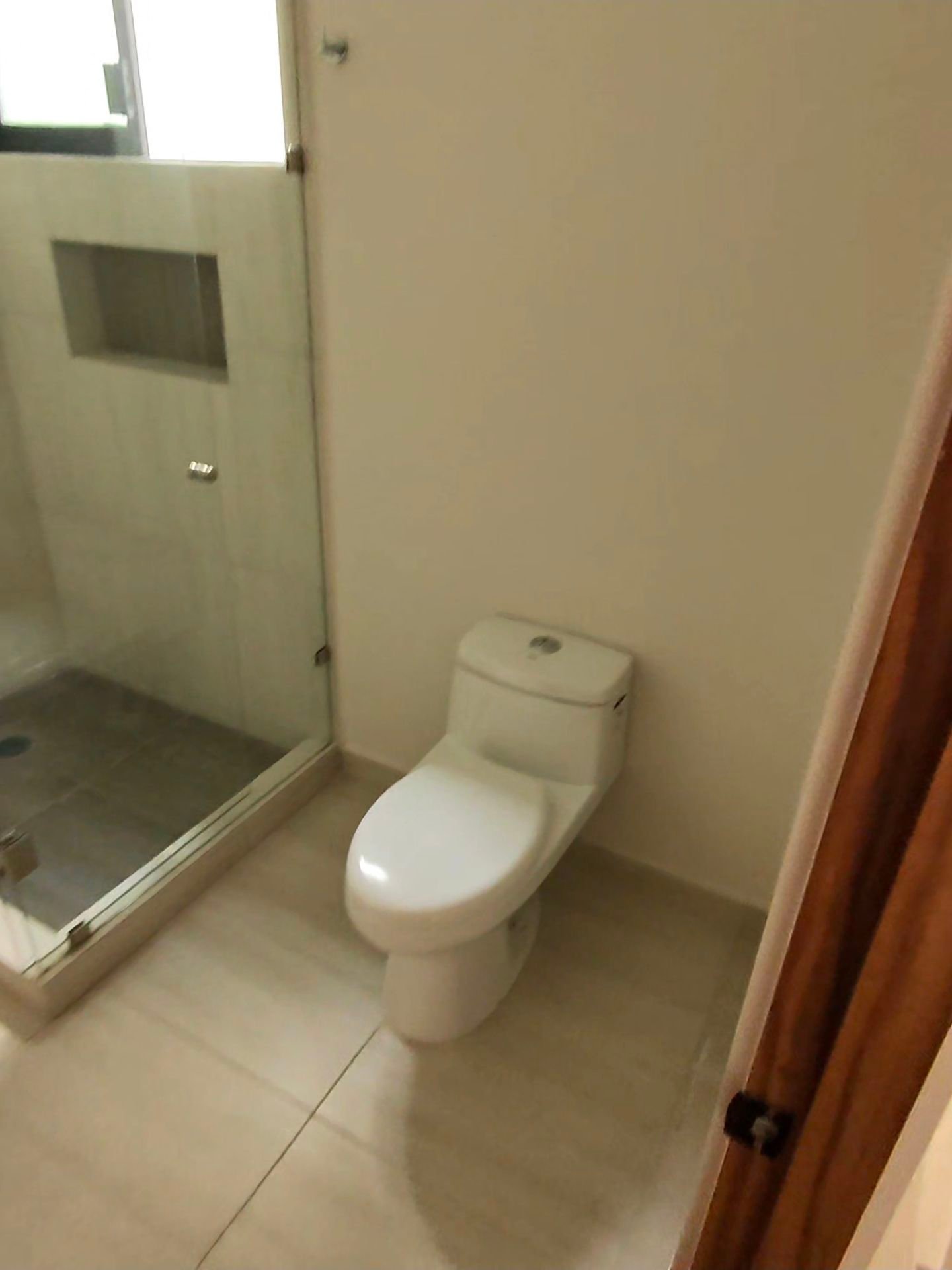 Segundo baño completo con cancel de cristal templado en departamento en renta residencial rubi leon modelo jade