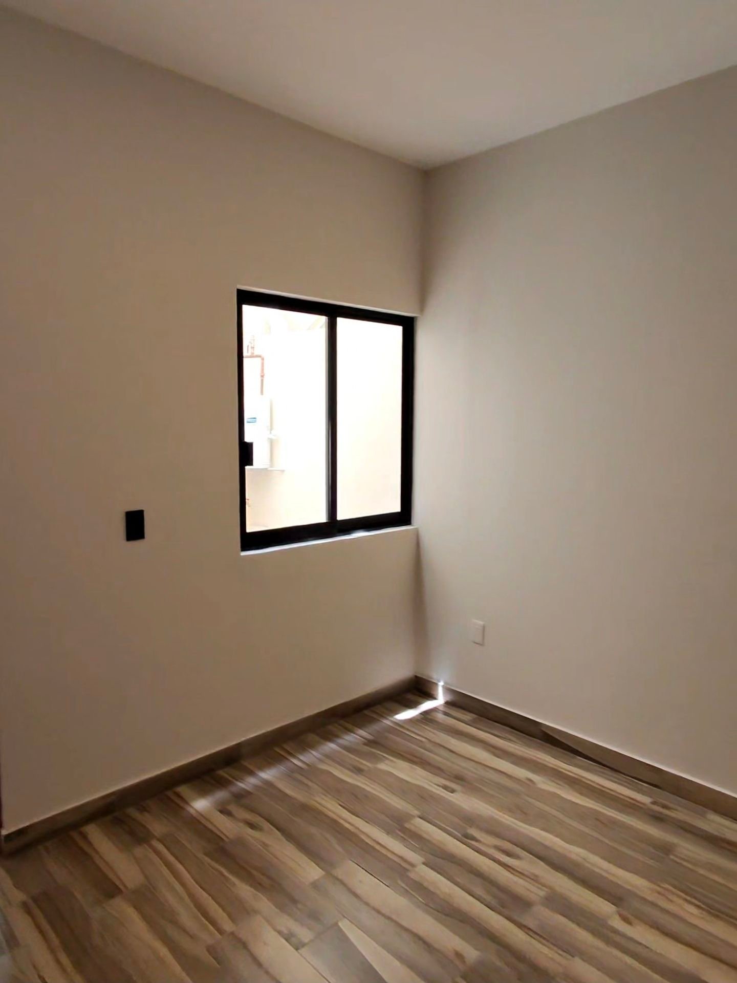 Interior de recamara con ventana e iluminacion natural en departamento en renta residencial rubi leon modelo jade