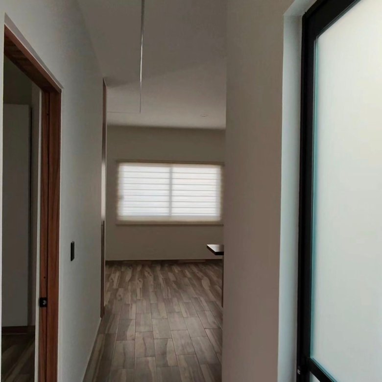 Pasillo de distribución hacia sala y comedor en departamento en renta residencial rubi leon modelo jade
