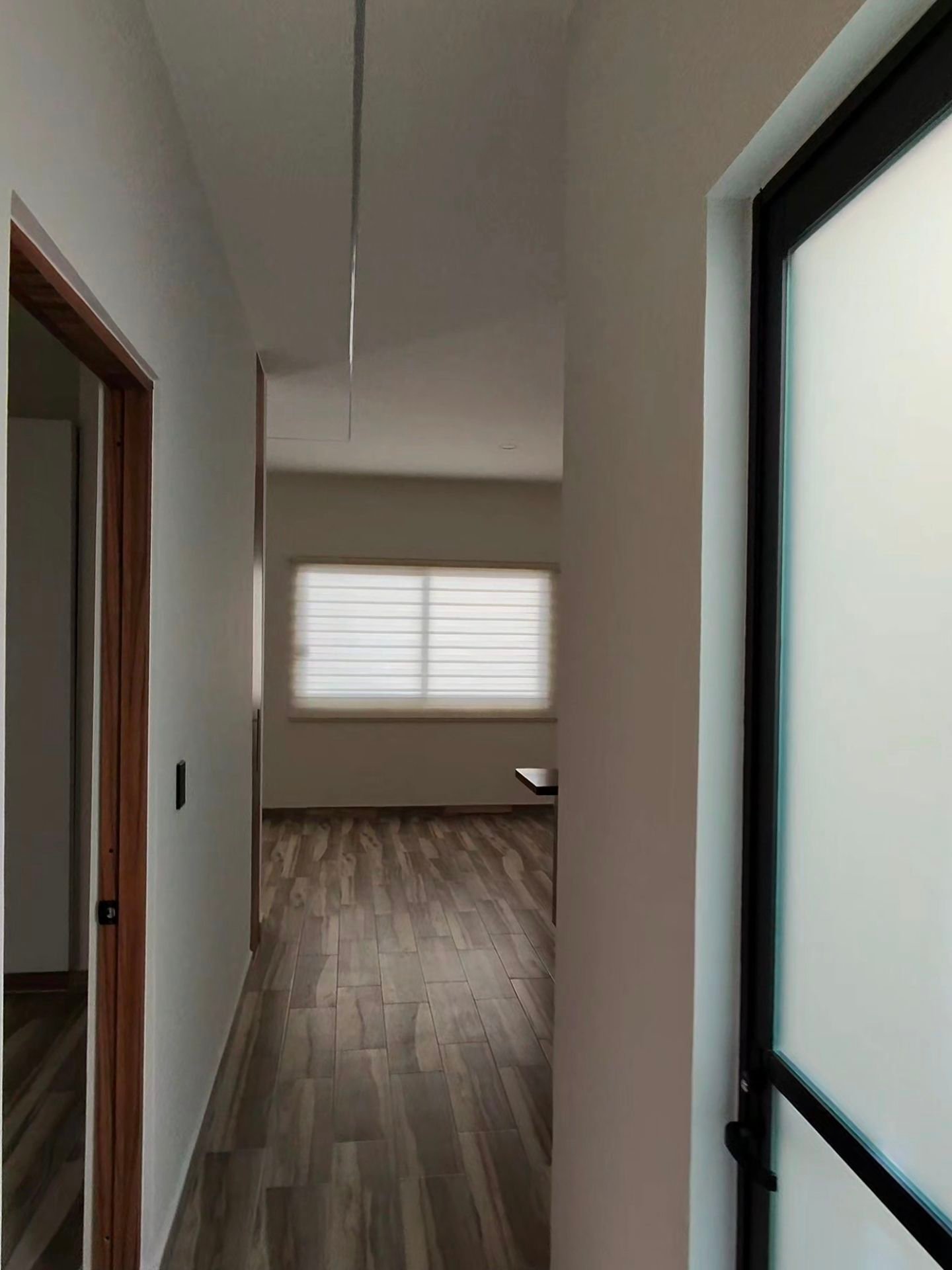 Pasillo de distribución hacia sala y comedor en departamento en renta residencial rubi leon modelo jade