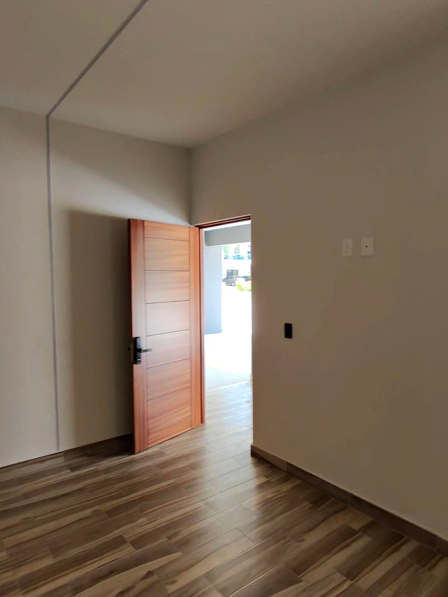 Acceso principal y puerta de entrada en departamento en renta residencial rubi leon modelo jade