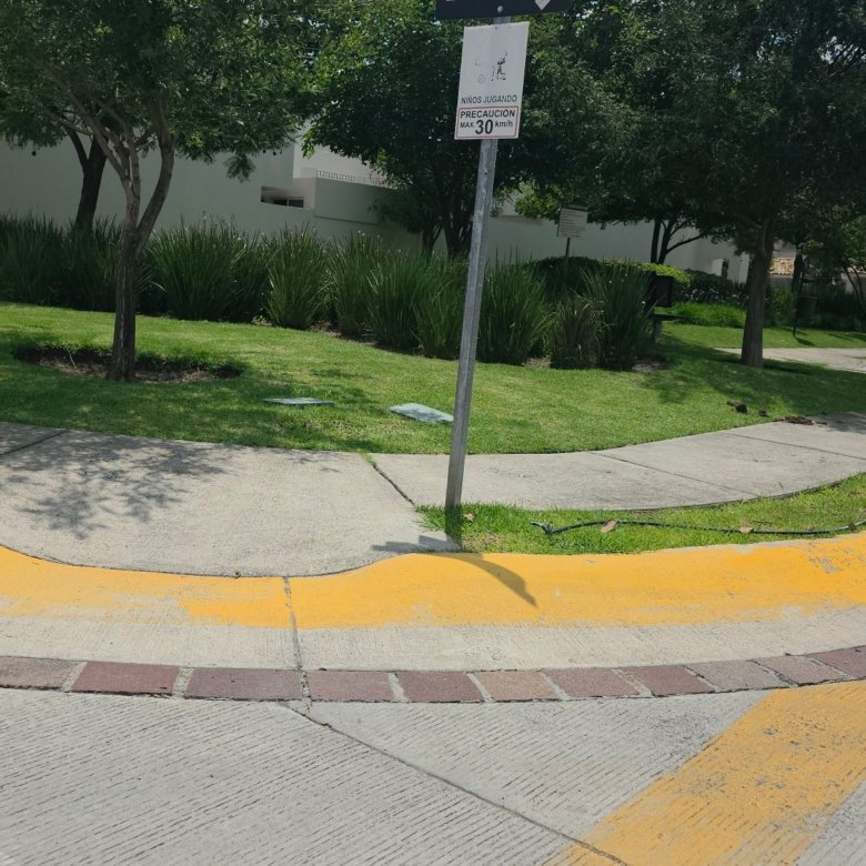 Señalización vial y calles urbanizadas dentro de El Mayorazgo Residencial La Rioja en León Gto