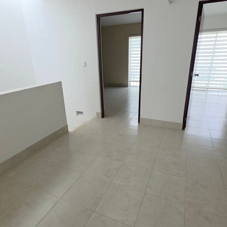 Espacio interior iluminado con puertas y ventanas modernas en casa en renta de Larioja en El Mayorazgo Residencial, León, Gto.