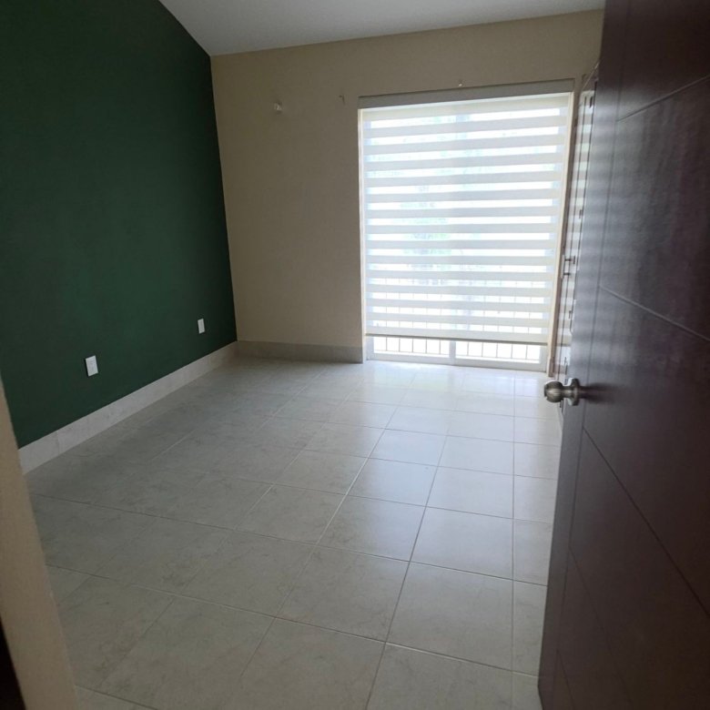 Habitación vacía con excelente iluminación y luz natural en casa en renta en El Mayorazgo Residencial León Gto