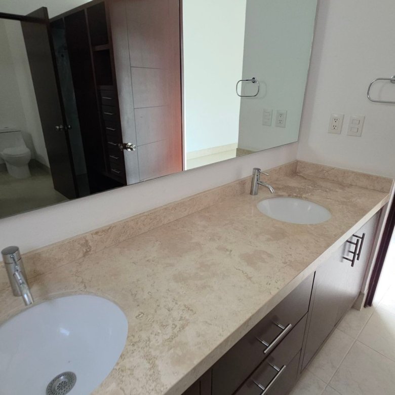 Baño moderno con doble lavabo en casa en renta en El Mayorazgo Residencial La Rioja León Gto