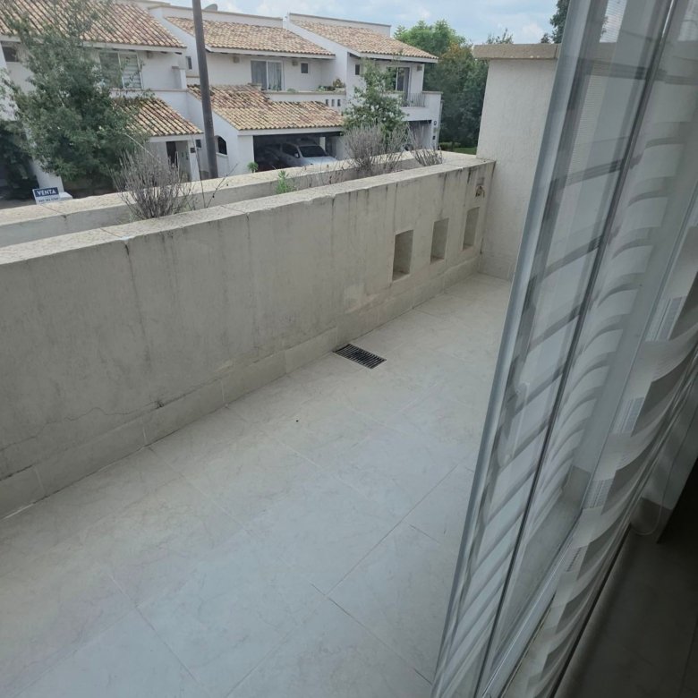 Terraza vacía con vista al exterior en exclusiva casa en renta en La Rioja, El Mayorazgo Residencial, León, Guanajuato