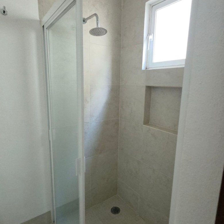 Ducha moderna con puertas de vidrio en exclusiva casa en renta en La Rioja, El Mayorazgo Residencial, León, Guanajuato