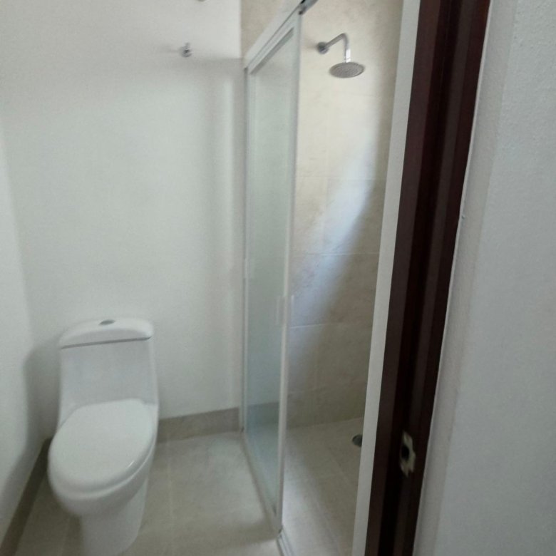 Baño pequeño con ducha e inodoro en exclusiva casa en renta en La Rioja, El Mayorazgo Residencial, León, Guanajuato