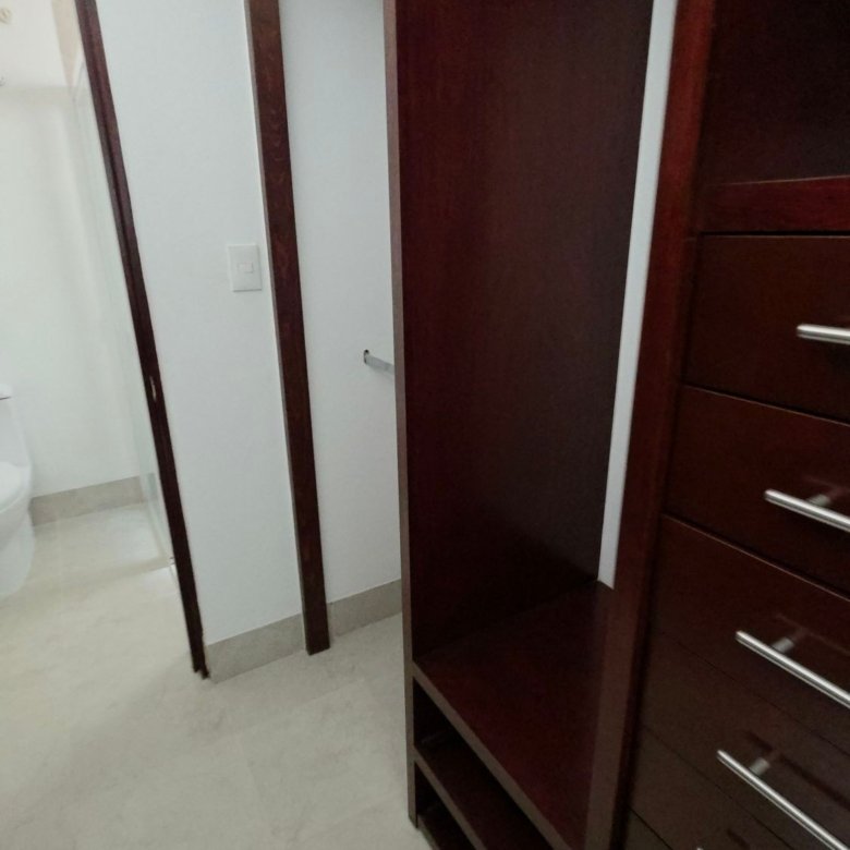 Armario de madera con cajones vacíos en exclusiva casa en renta en La Rioja, El Mayorazgo Residencial, León, Guanajuato