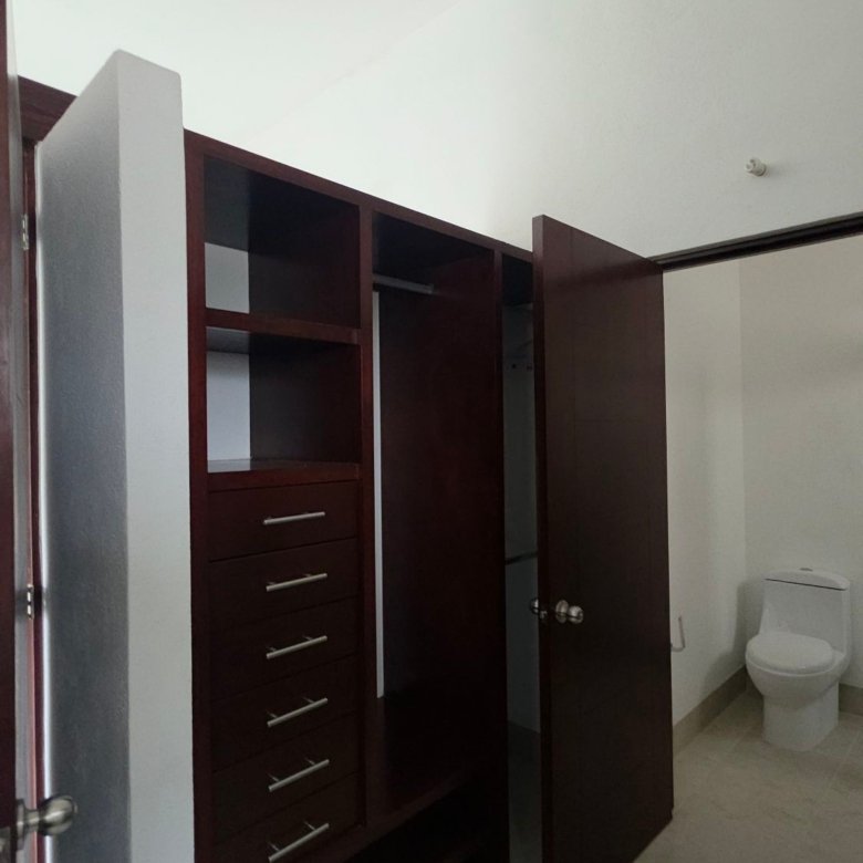 Baño con armario y sanitario en exclusiva casa en renta en La Rioja, El Mayorazgo Residencial, León, Guanajuato