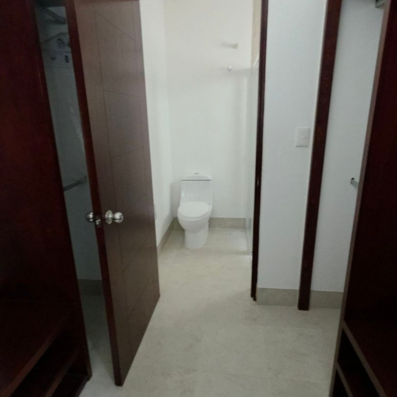 Baño moderno con puertas de armario abiertas en casa en renta en La Rioja, El Mayorazgo Residencial, León, Guanajuato