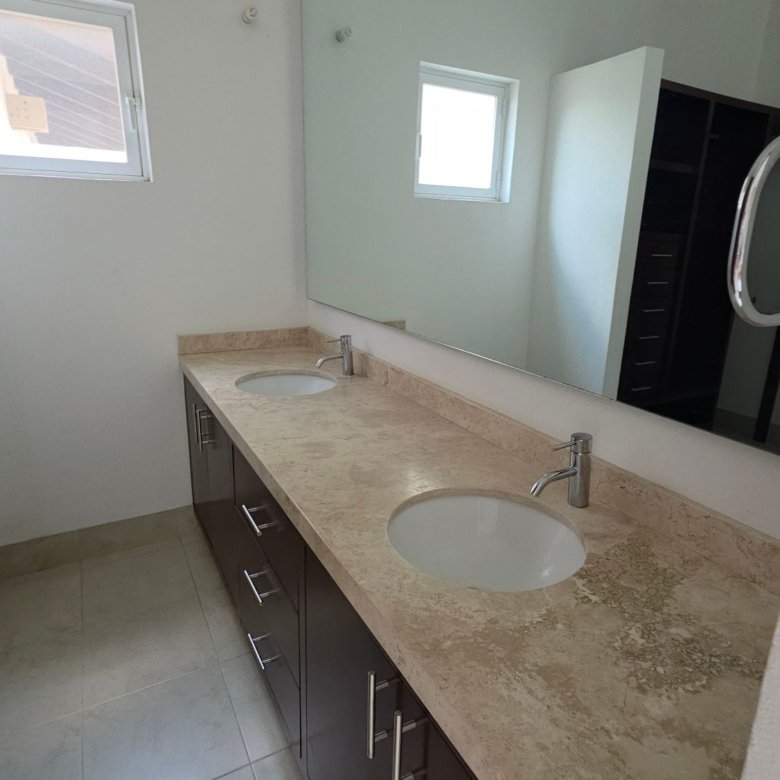 Baño moderno con lavabo doble en exclusiva casa en renta en La Rioja, El Mayorazgo Residencial, León, Guanajuato