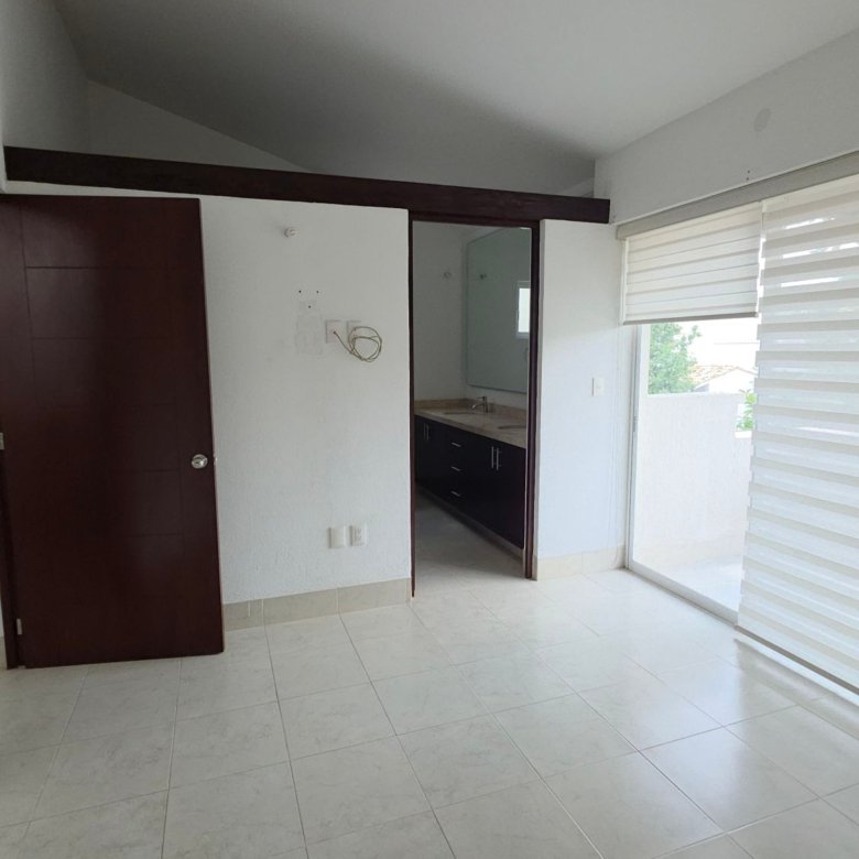 Habitación principal con baño completo y ventana grande en casa en renta en El Mayorazgo Residencial, León, Gto.