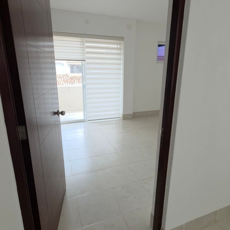 Recámara principal iluminada y vacía en casa en renta en El Mayorazgo Residencial, León Gto