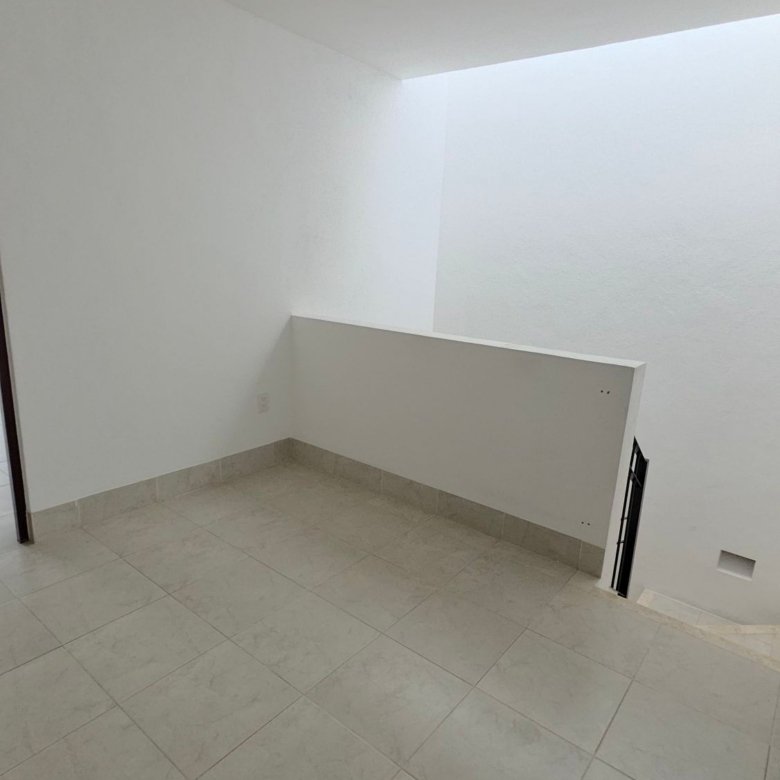 Espacio interior minimalista y luminoso de casa en renta en El Mayorazgo Residencial, León, Gto.