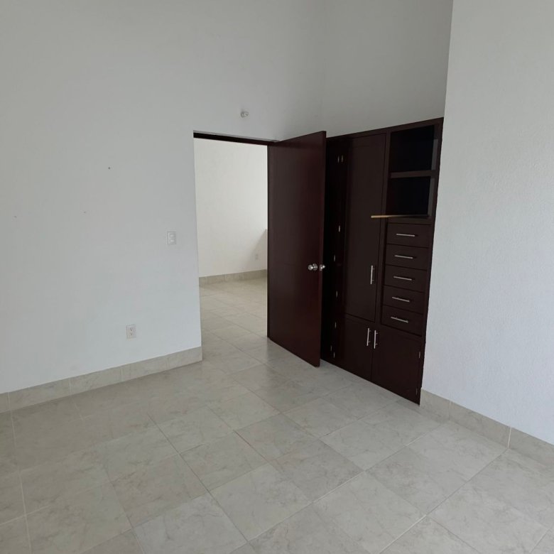 Habitación vacía con armario abierto en casa en renta Larioja El Mayorazgo Residencial León Gto