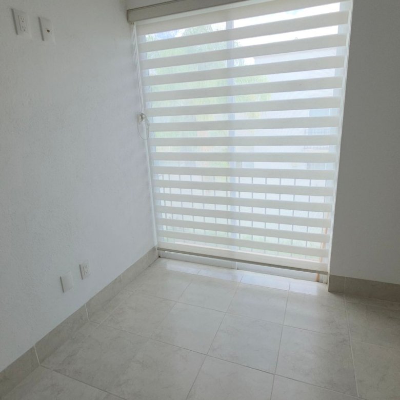 Habitación iluminada con persianas y ventana en casa en renta Larioja El Mayorazgo Residencial León Gto