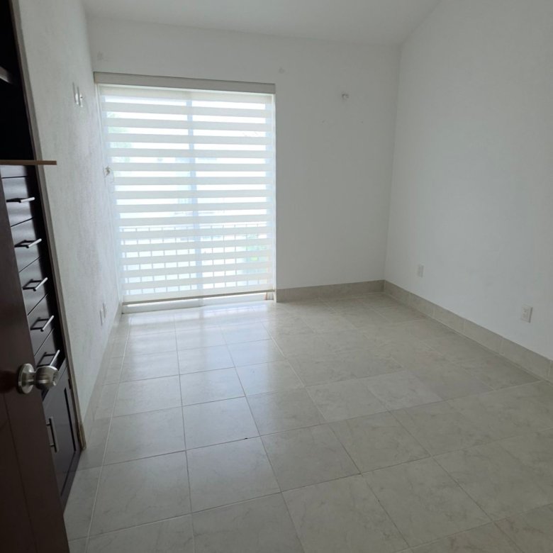 Habitación vacía con excelente luz natural en casa en renta Larioja El Mayorazgo Residencial León Gto