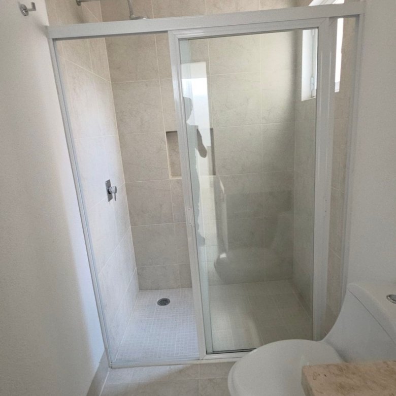 Baño moderno con ducha e inodoro en casa en renta en El Mayorazgo Residencial León Gto