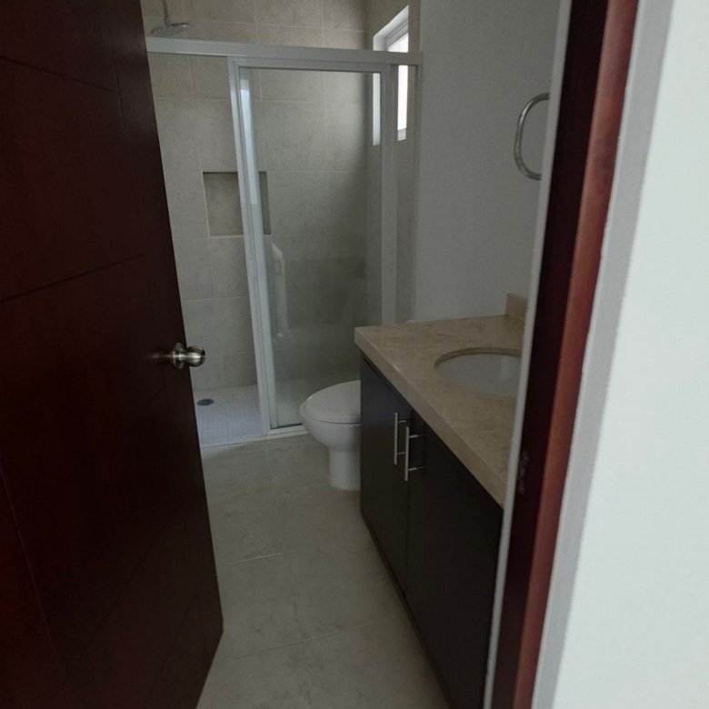 Baño moderno con ducha y lavabo en casa en renta en El Mayorazgo Residencial León Gto