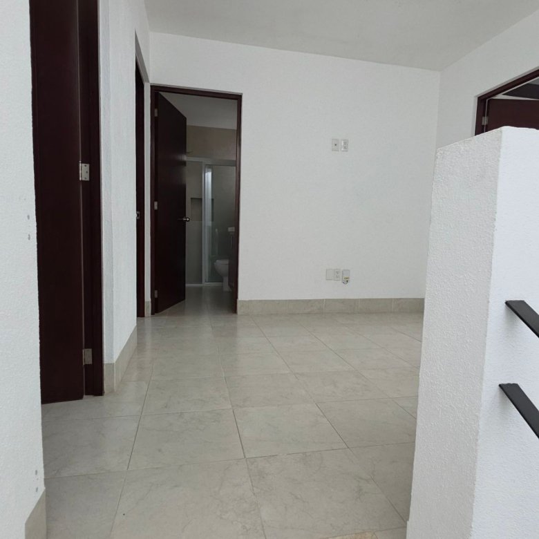 Pasillo con puertas y piso claro en casa en renta en El Mayorazgo Residencial León Gto