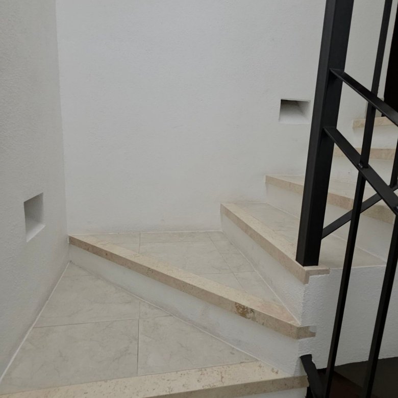 Escalera moderna con paredes blancas en casa en renta en El Mayorazgo Residencial León Gto