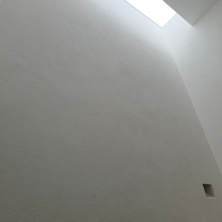 Escalera blanca con luz natural en casa en renta en El Mayorazgo Residencial León Gto