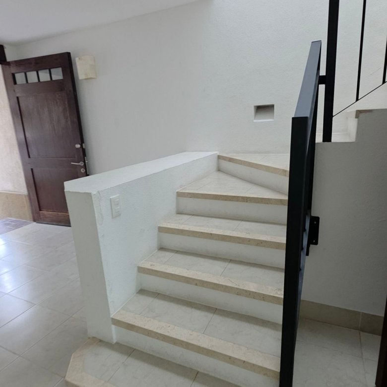 Diseño de escalera interior moderna en casa en renta dentro de Coto La Rioja, El Mayorazgo Residencial, León Gto.
