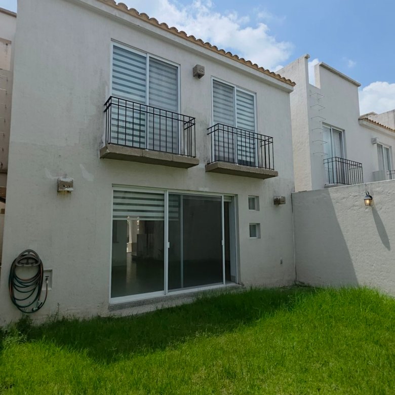 Casa en renta con balcones y jardín de césped verde en Coto La Rioja, El Mayorazgo Residencial, León Gto.