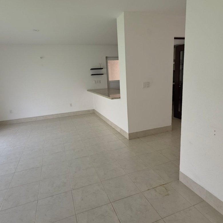 Sala vacía con piso de cerámica en casa en renta El Mayorazgo León Gto