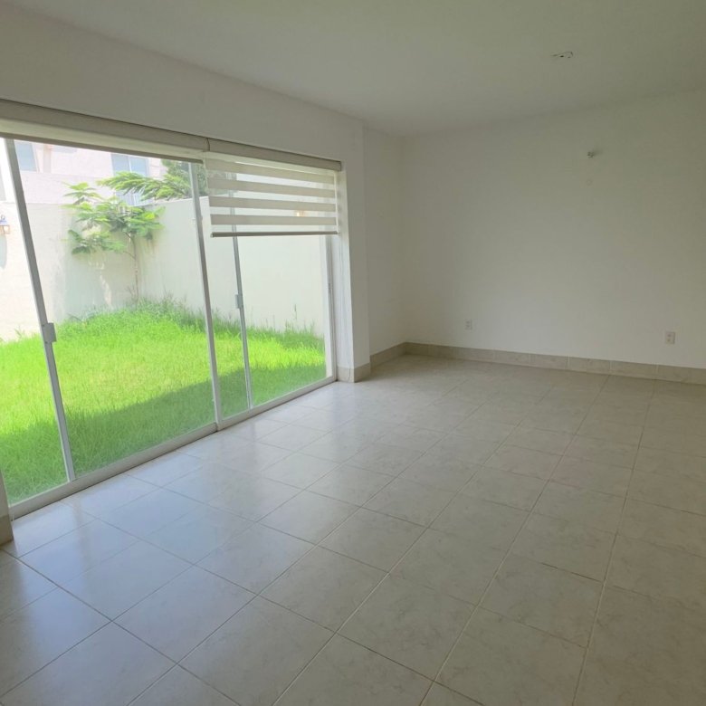 Sala vacía con ventana hacia el jardín de casa en renta en El Mayorazgo León Gto