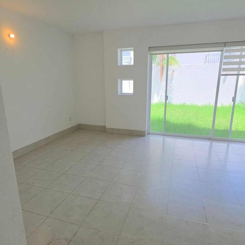 Sala vacía con iluminación natural en casa en renta dentro de El Mayorazgo Residencial León Gto por Torresa Inmobiliaria