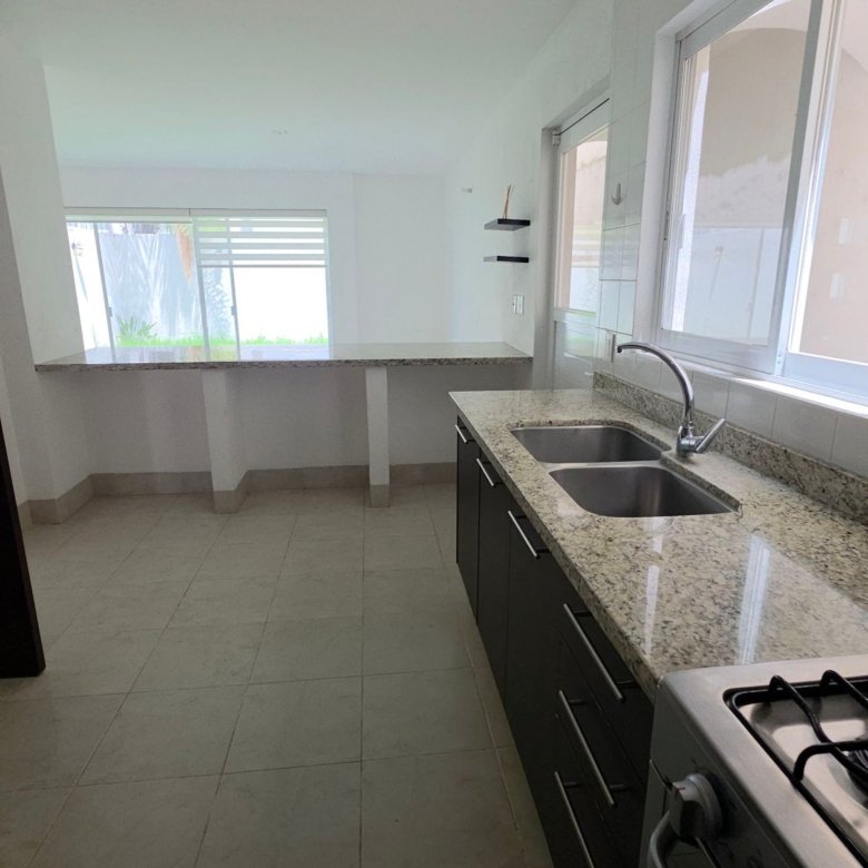 Cocina moderna con encimeras de granito en casa en renta, El Mayorazgo Residencial, León, Gto.