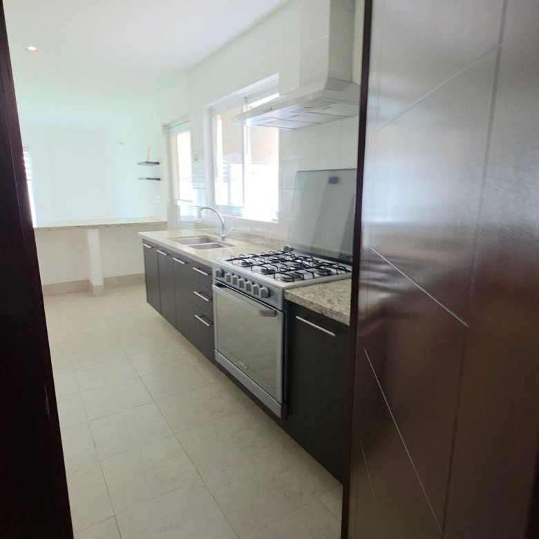 Vista general de cocina moderna con amplias alacenas en casa en renta, El Mayorazgo Residencial, León.