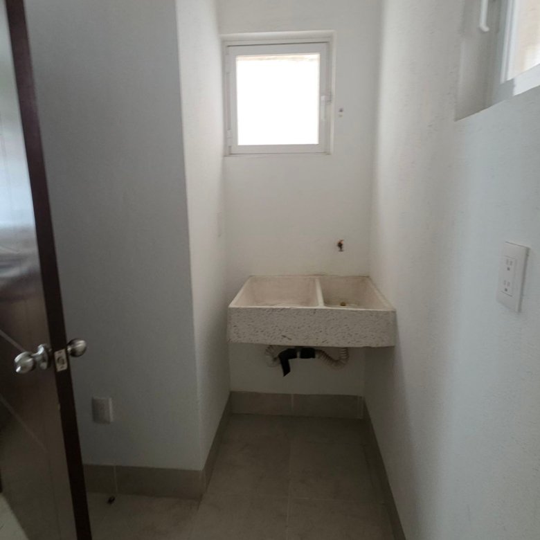 Medio baño de visitas con ventilación natural en casa en renta, El Mayorazgo Residencial, León.
