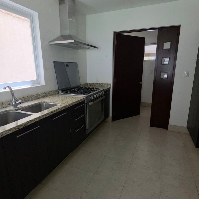 Cocina integral equipada con estufa y campana en casa en renta, El Mayorazgo, León, Gto.