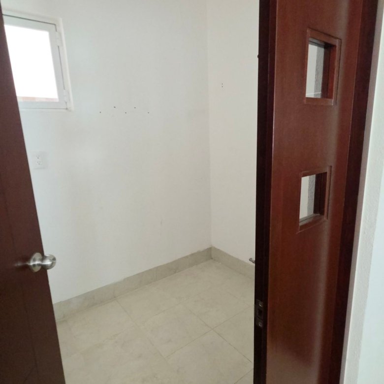 Recámara amplia con excelentes acabados de madera en casa en renta, El Mayorazgo Residencial, León.