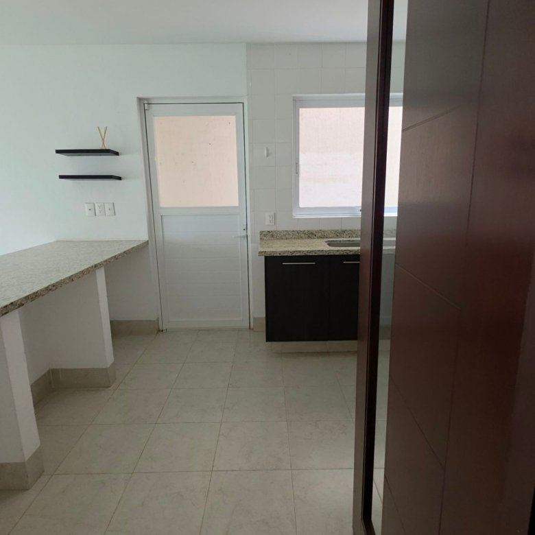 Cocina integral moderna equipada con diseño minimalista en casa en renta, El Mayorazgo Residencial, León.