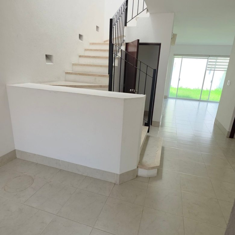 Recibidor moderno y cubo de escaleras iluminado en casa en renta, El Mayorazgo Residencial, León.