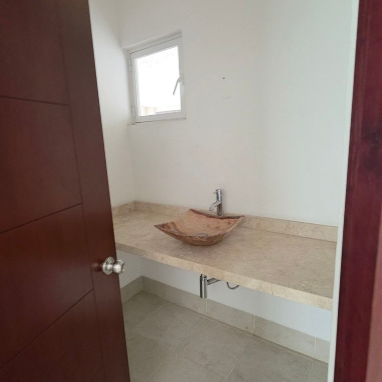 Baño moderno con acabados premium en exclusiva casa en renta, El Mayorazgo Residencial, León.