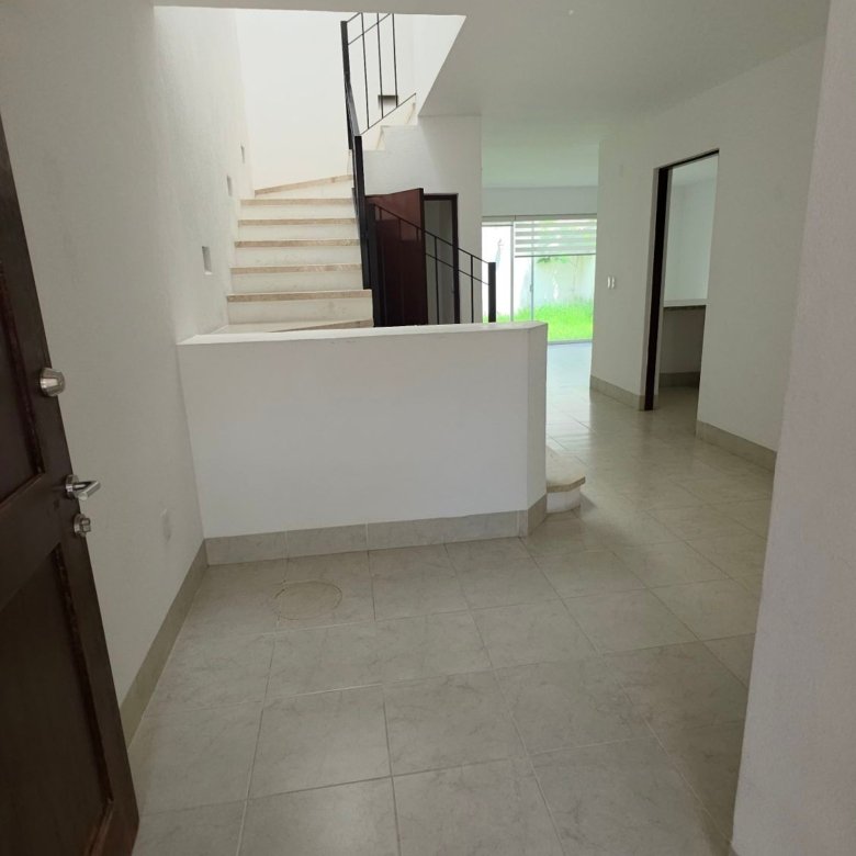 Diseño de escaleras modernas con excelente luz natural en casa en renta, El Mayorazgo Residencial, León.