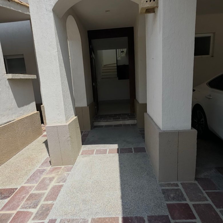 Cochera techada y acceso principal de casa exclusiva en renta en El Mayorazgo Residencial, León.