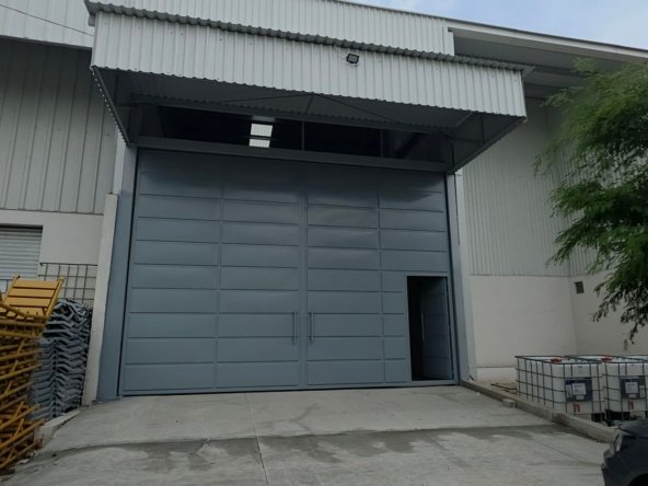 portón de acceso vehicular y entrada de carga en bodega industrial nueva en renta en las joyas león gto.