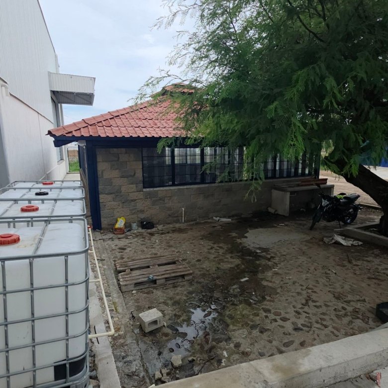 Comedor al aire libre, patio exterior y áreas verdes con árboles en clúster de bodegas industriales en Las Joyas León Gto.