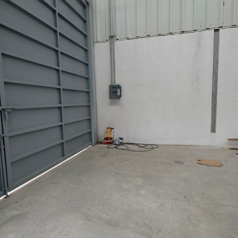Acceso peatonal y puerta de seguridad en espacio interior de bodega industrial en Las Joyas León Gto.