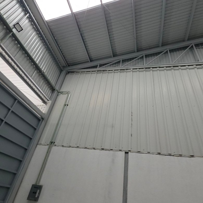 Techo de almacén industrial con láminas traslúcidas y estructura metálica en bodega nueva en Las Joyas León Gto.