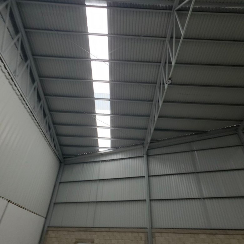 Techo de almacén industrial con estructuras metálicas y láminas de techumbre en bodega en renta en Las Joyas León Gto.
